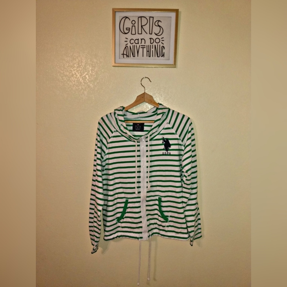 Stripes sweater with zipper.